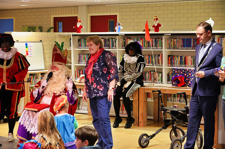 Aankomst van de Sint en zijn Zwarte Pieten in Waarder_073